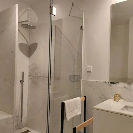 Amazing Spacious Chiado 2-bedroom Stylish W Ac Lägenhet