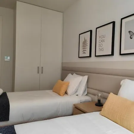 Amazing Spacious Chiado 2-bedroom Stylish W Ac * リスボン