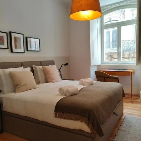 Amazing Spacious Chiado 2-bedroom Stylish W Ac * リスボン